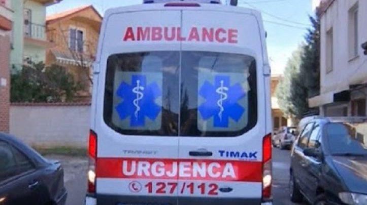 Po e rrihte bashkëshorti, gruaja hidhet nga kati i dytë i banesës prej frikës