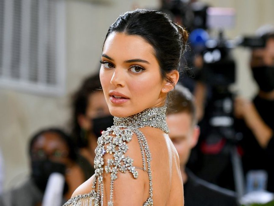 Bëri operacion plastik? Kendall Jenner kapet &#8220;mat&#8221; nga paparaci