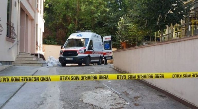 37-vjeçari gjendet nga familjarët i vetëvarur në oborrin e banesës