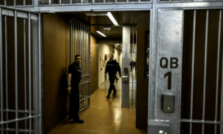 I burgosuri merr peng dy rojet në një burg të Francës