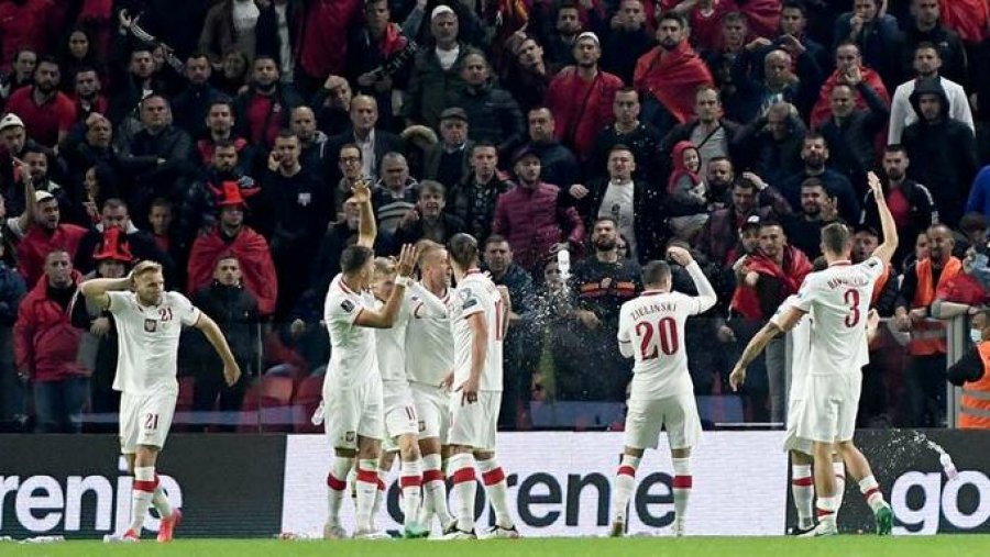 Kuqezinjtë humbin dhe i lëshojnë vendin e dytë Polonisë