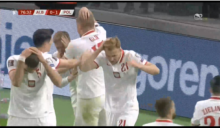 Ndërprerja e ndeshjes, momenti kur u goditën me shishe futbollistët e Polonisë (VIDEO)