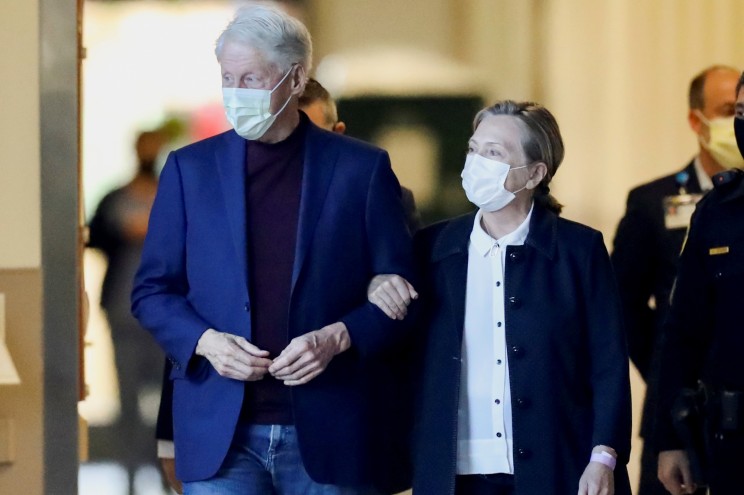 Krah për krah me bashkëshorten, ish-Presidenti i SHBA del nga spitali