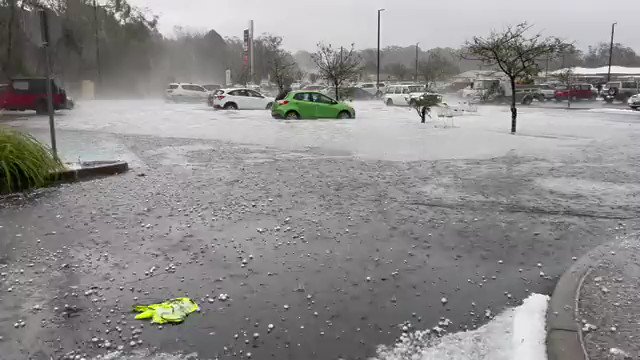 Stuhi dhe breshër gjigand në Melburn, përmbytje në disa zona (VIDEO)