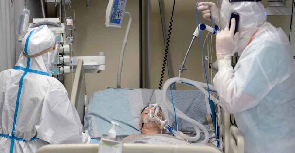 OBSH: Covid mund të ketë vrarë mbi 80 mijë punonjës shëndetësorë