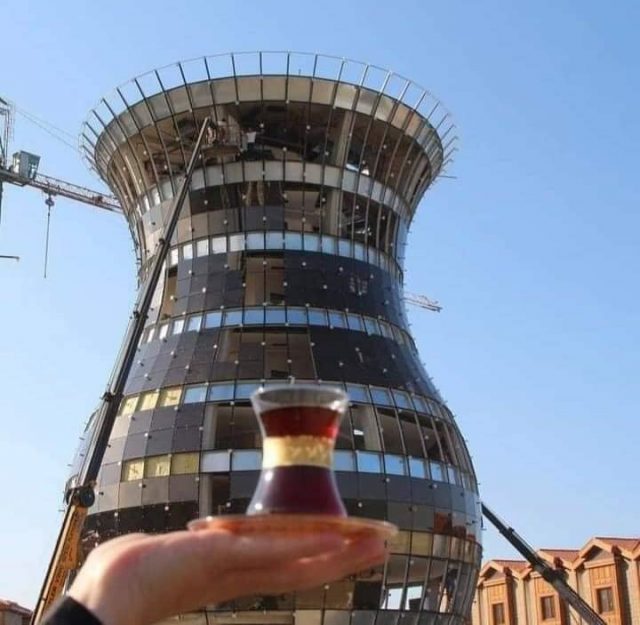 Ndërtesa më e madhe në botë në formën e gotës së çajit ndodhet në Turqi