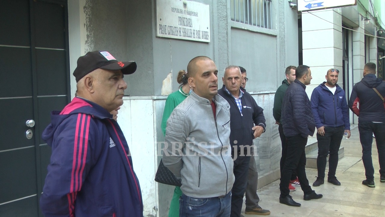 Po u ndërtohet një pallat i ri ngjitur, banorët protestojnë para Prokurorisë Durrës (VIDEO)
