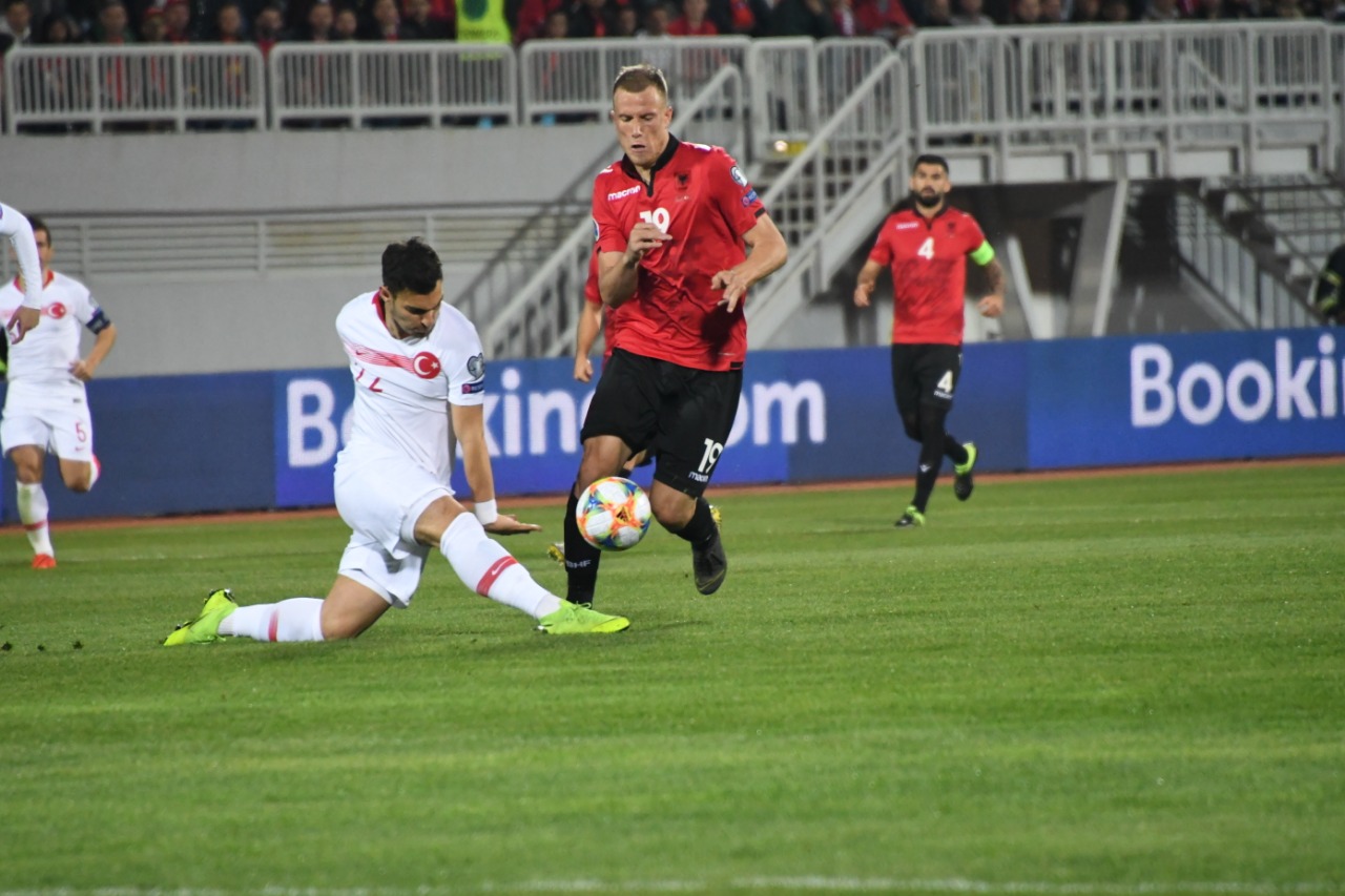 Dëmtohet sulmuesi i Kombëtares dhe humb ndeshjen kundër Hungarisë