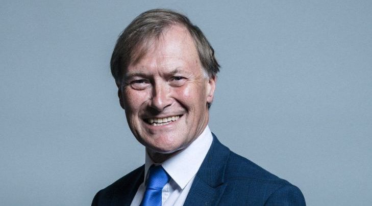 U godit me thikë gjatë një takimi elektoral, ndërron jetë deputeti britanik