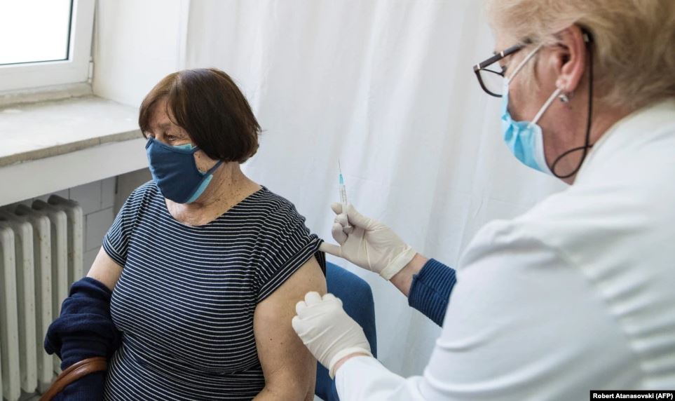 Maqedonia e Veriut nis shpërndarjen e dozës së tretë të vaksinës për të gjitha moshat