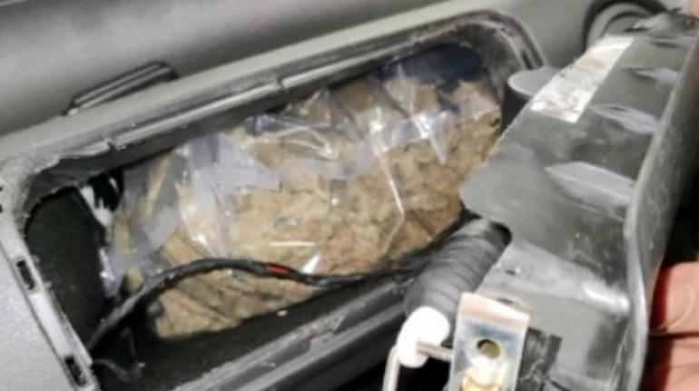 Kishin fshehur drogën në airbag-un e makinës, arrestohen dy shqiptarët