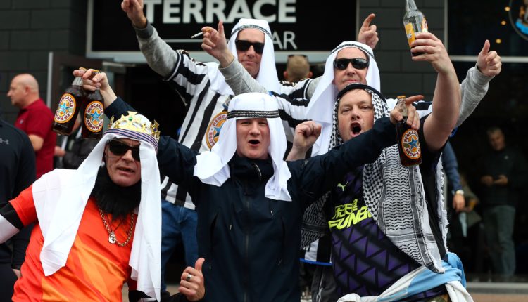 E festuan shitjen e klubit në mënyrë të veçantë, Newcastle u bën kërkesë tifozëve: Mos u vishni si arab në stadium