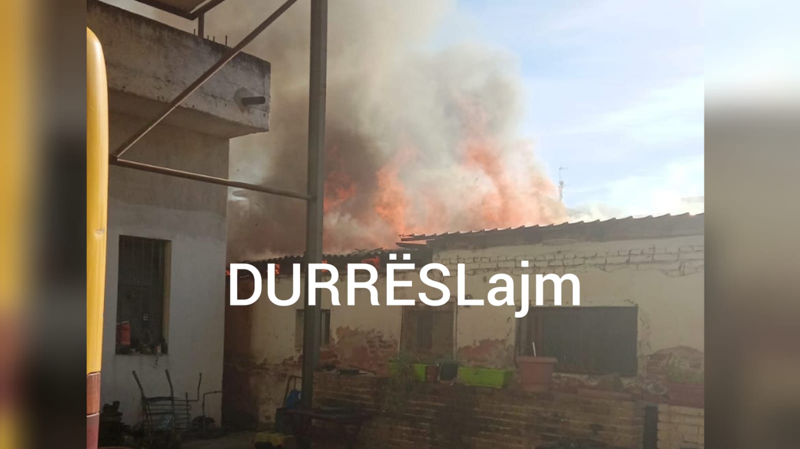 Momentet kur zjarri përfshin kabinat e plazhit në Durrës (FOTO)