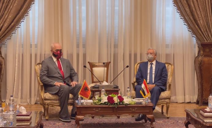 Forcimi i bashkëpunimit mes dy vendeve, Rama takohet me kryeparlamentarin e Egjiptit