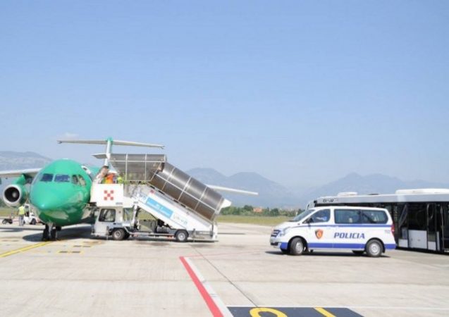 Në kërkim për mashtrim dhe pastrim parash, i riu arrestohet në Plazhin e Durrësit