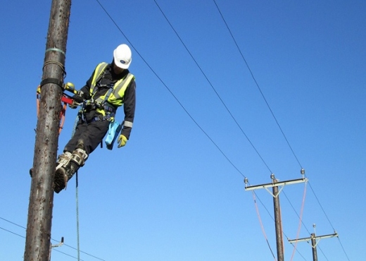 E zuri korenti teksa punonte në një shtyllë të tensionit të lartë, dërgohet në spital 55-vjeçari