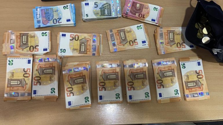 Drejt Greqisë me 44.5 mijë euro të padeklaruara, 41-vjeçari nuk i shpëton kontrollit në kufi