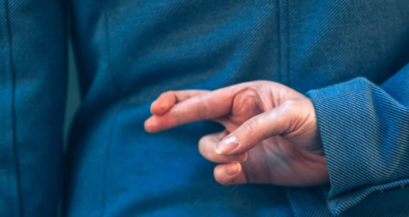 E vërtetë apo e gabuar? 4 shenjat që zbulojnë gënjeshtrën