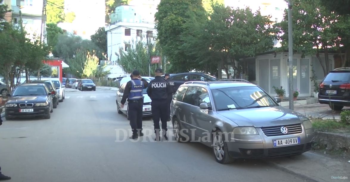 Kishin parkuar para pallatit, policia e Durrësit gjobit drejtuesit e mjeteve (VIDEO)