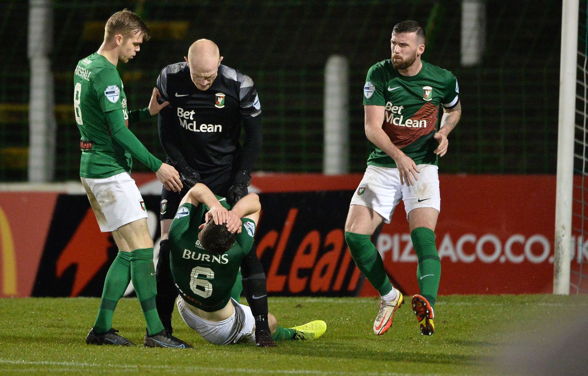 Portieri godet mbrojtësin e skuadrës pas pësimit të golit