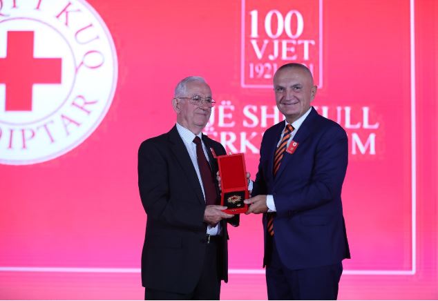 “100 vjetori i themelimit”/ Presidenti Meta vlerëson Kryqin e Kuq me Dekoratën e lartë “Nderi i Kombit”