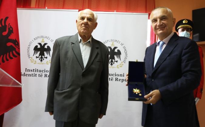 Dita ndërkombëtare e mësuesit, Meta dekoron arsimtarin Ymer Distafa me titullin “Naim Frashëri”