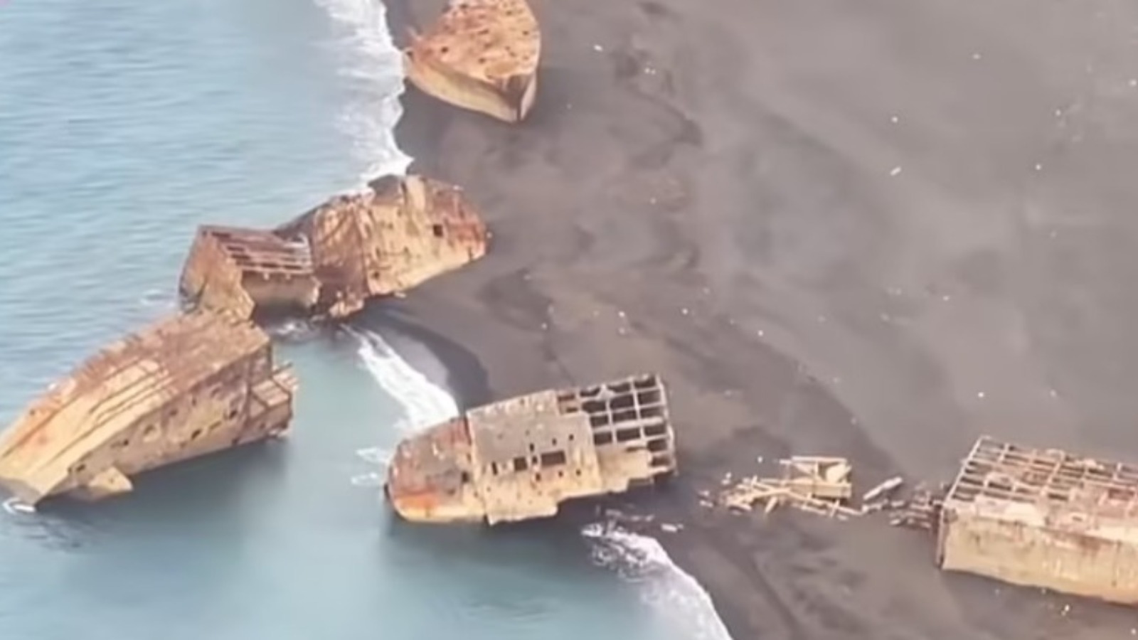 Vullkani zbulon anijet luftarake të fundosura në brigjet e një ishulli në Paqësor