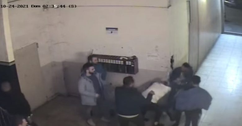 I dhunoi nënën, rumuni nxjerr nga klubi shqiptarin duke e rrahur (VIDEO)