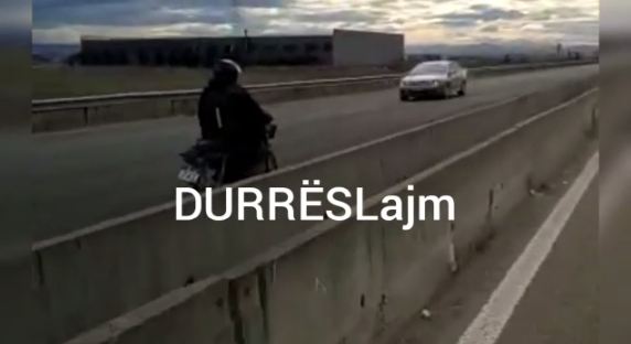 Drejtuesi i motorit në Durrës ecën kundravajtje (VIDEO)