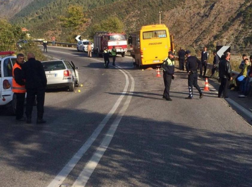 Aksident i rëndë, autobusi përplaset me furgonin, ndërron jetë 60-vjeçari, plagosen 4 të tjerë