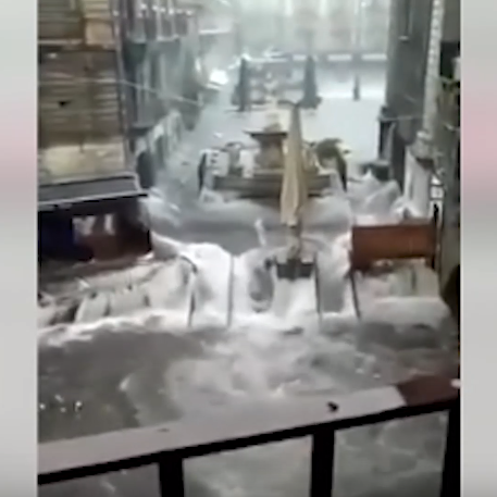 “Tërbohet” moti në Itali, rrugët shndërrohen në lumenj (VIDEO)