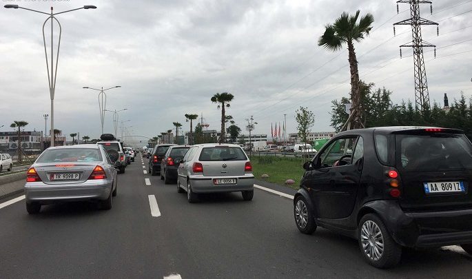 Paralajmërohet protestë për rritjen e çmimit të karburantit në autostradën Tiranë-Durrës: Të fiken makinat në mes të rrugës