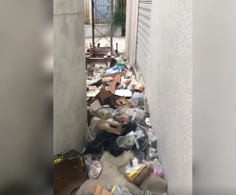 Denoncimi i qytetarit nga Durrësi: Kanë një vit inertet dhe plehrat këtu! (VIDEO)
