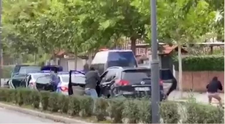 Dy fuoristrada breshëri plumbash ndaj policisë, skena e filmit trondit qytetarët (VIDEO)