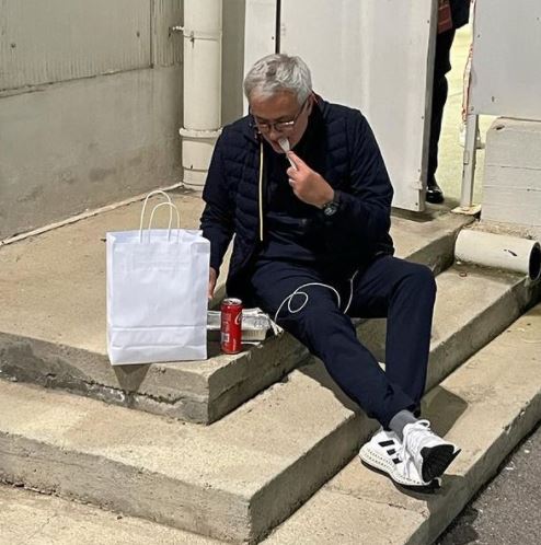 “Nuk mund të shkoj në dhomat e zhveshjes”, Mourinho konsumon darkën në shkallët e stadiumit