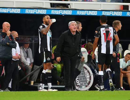 Paratë e sheikëve sjellin përçarje, kapiteni i Njukasëllit përleshet me grushte me shokun e skuadrës