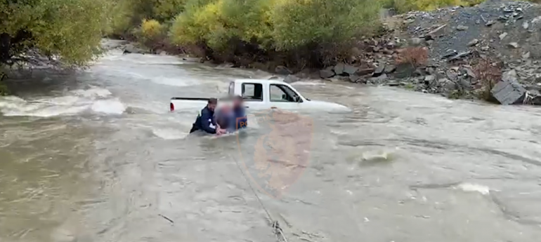 Rrezikonin të mbyteshin për shkak të prurjeve të lumit, shpëtohen 4 turistët hungarezë (VIDEO)