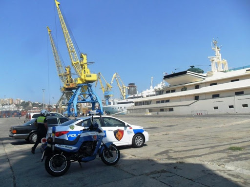Fshehu 27-vjeçaren në kabinën e kamionit për të kaluar kufirin nga porti i Durrësit, arrestohet i riu