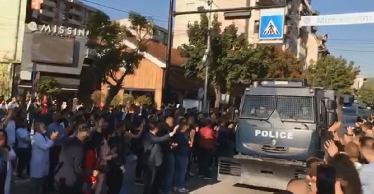 Policët e Njësisë Speciale priten si heronj në Mitrovicë