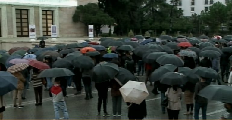 Rritja e çmimeve, nis protesta para Kryeministrisë