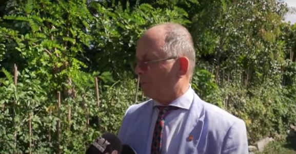 Proteston kundër ndërtimit të thertores, kërcënohet me jetë Sazan Guri: Më drejtuan armën