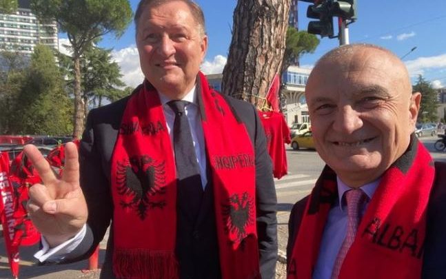 Disa orë para ndeshjes/ Meta takon Konsullin e Shqipërisë në Poloni