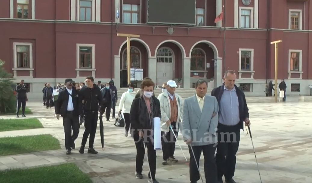 Dita botërore e Shkopit të Bardhë, dy shoqata të verbërish protestojnë në Durrës (VIDEO)