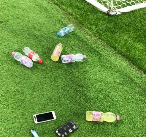 Tifozët shqiptarë nuk kursyen as telefonat, shikoni se si raporton me detaje gazetari polak incidentin në “Air Albania”