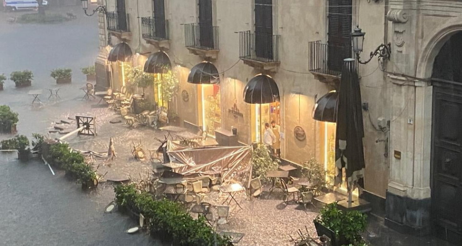 Moti i keq përfshin Italinë, tornado plagos disa persona dhe shkul pemët (VIDEO)
