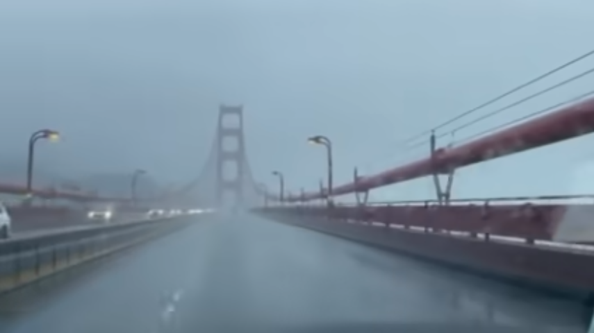 Vërshëllima e frikshme në urën më të famshme në botë (VIDEO)