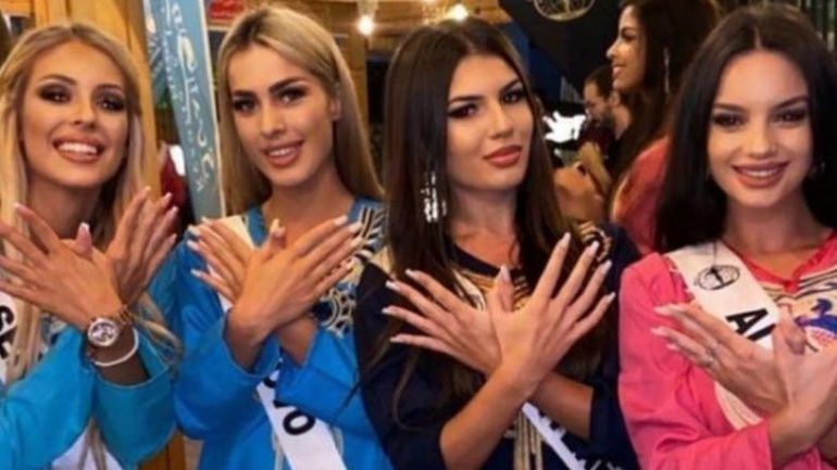 Përfaqësuesja e Serbisë në Miss Interkontinental fotografohet duke bërë shqiponjën dy krenare