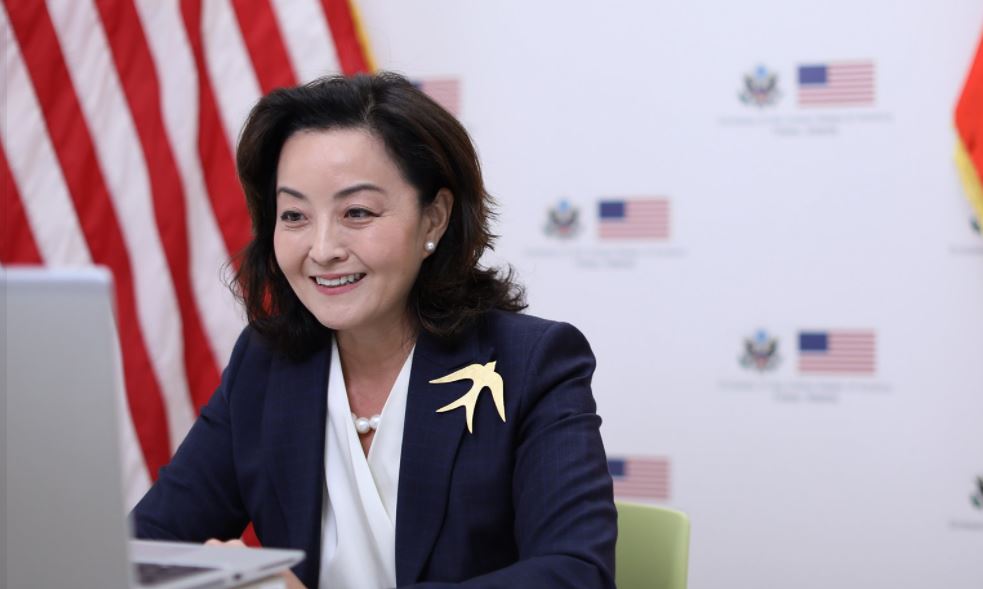 Foto nga paparazzi/ Yuri Kim, kafe me ministra dhe deputetë të PS