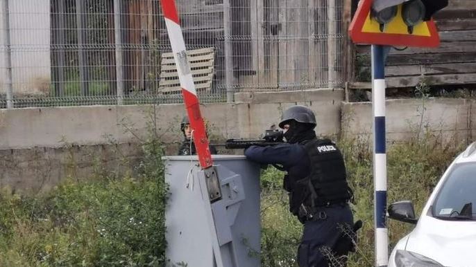 Të shtëna me armë në Zveçan, plagoset rëndë një serb, 2 policë të Kosovës në spital