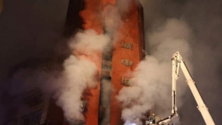 Ndërtesa 13 katëshe përfshihet në flakë, të paktën 46 vikima në Tajvan